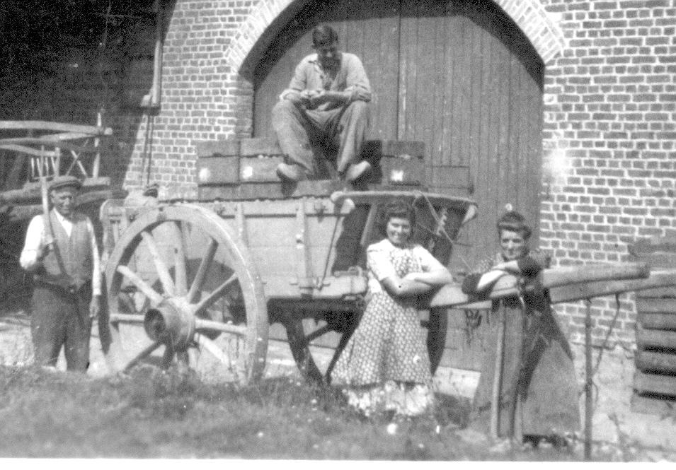 Familie bij de kar aan de achterzijde van de boerderij