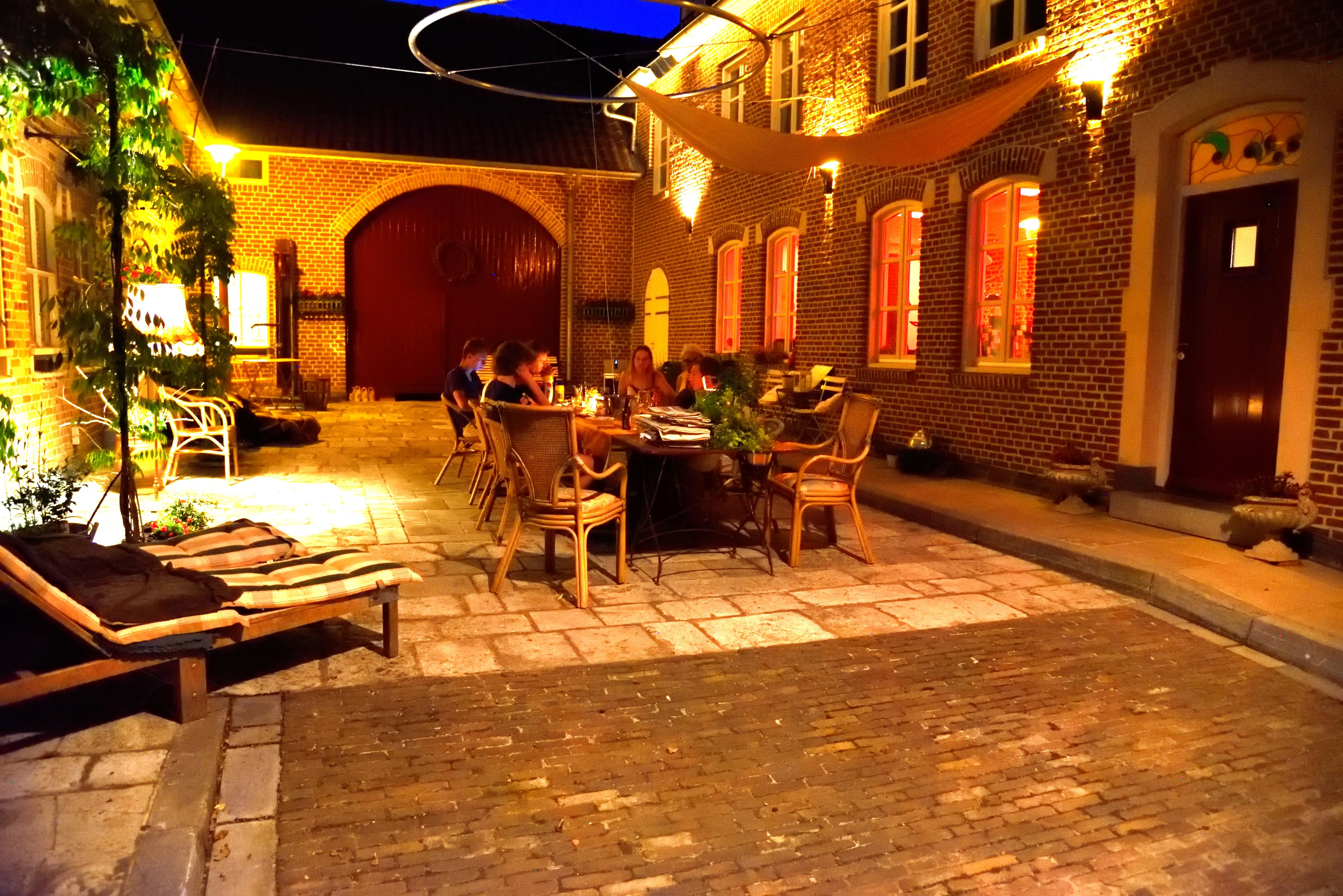 Binnenplaats in de avond
